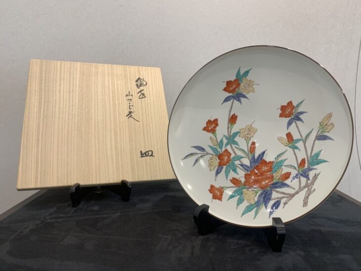 酒井田柿右衛門 作「濁手 山つつじ文 皿」をお譲り頂きました。 ｜骨董