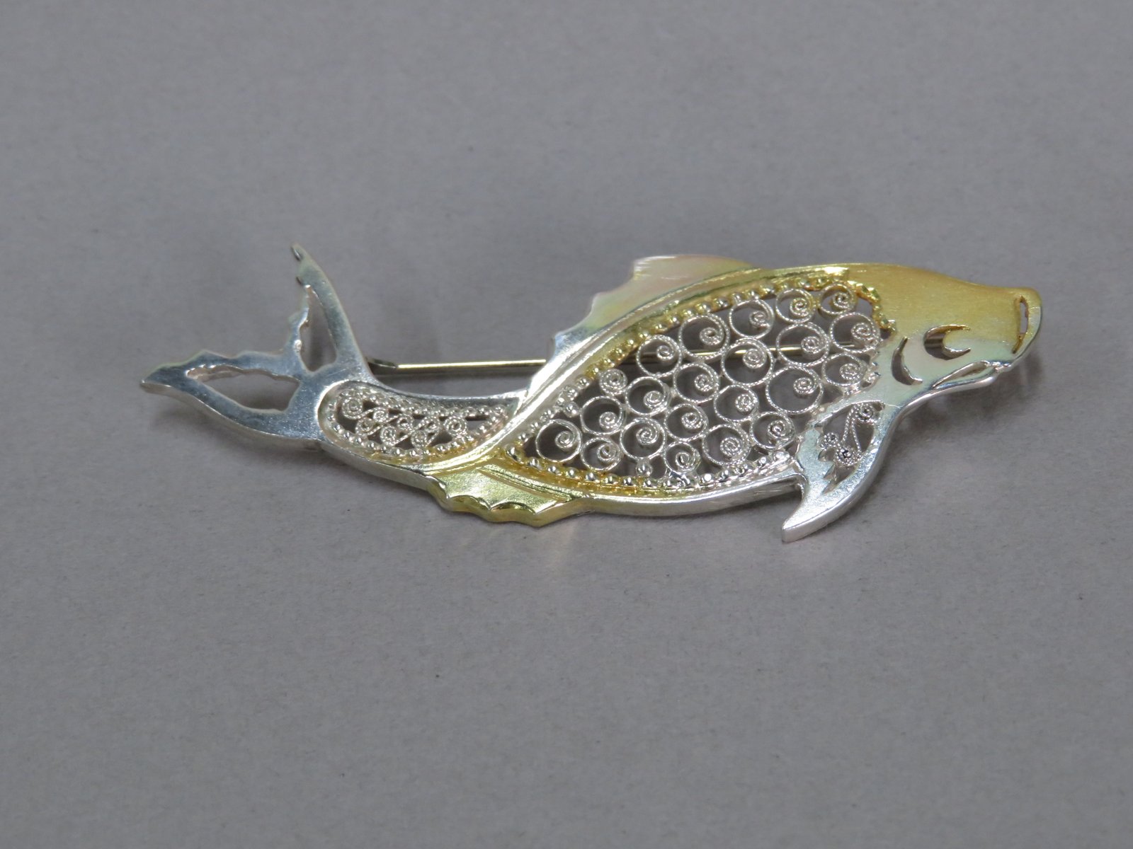唐草ブローチ鯉 | VENROSE彫金工房 - ベンローズ彫金工房
