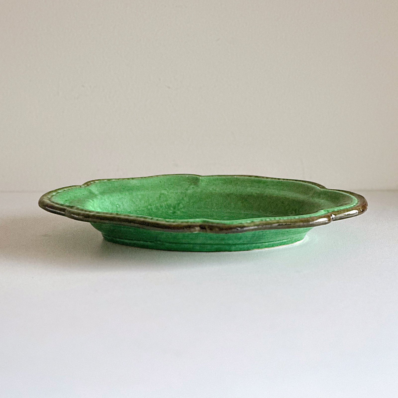 南仏陶器 緑釉 ラヴィエ 花リム Cerenne Vallauris B（フランス） | ぽ