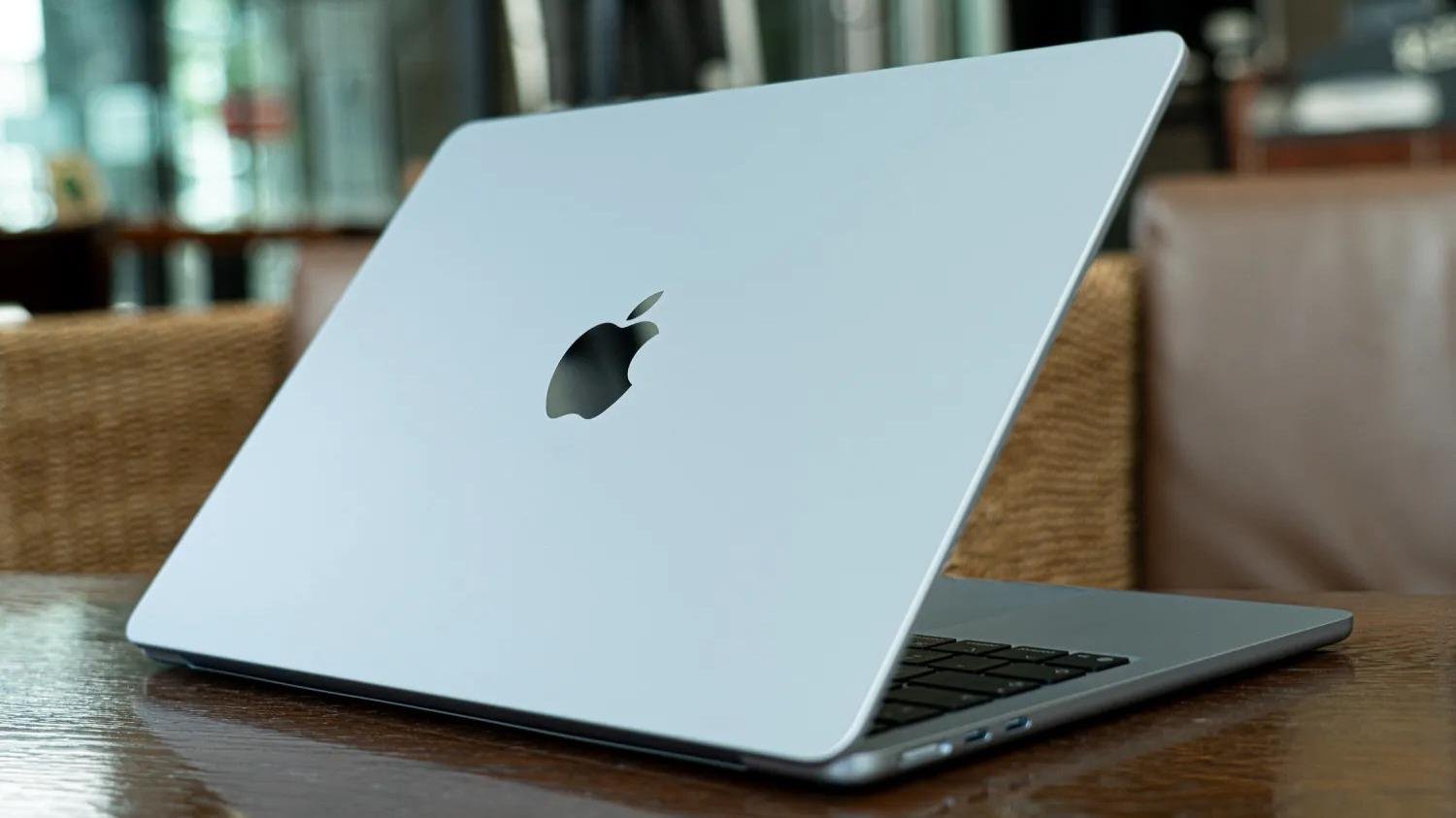 AmazonブラックフライデーでM4チップ搭載の最新MacBook Airが2.5万円