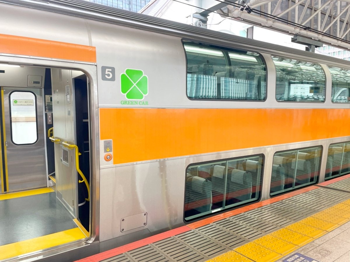 旅行気分を味わいたいので「中央線グリーン車」で退勤してみたら最高