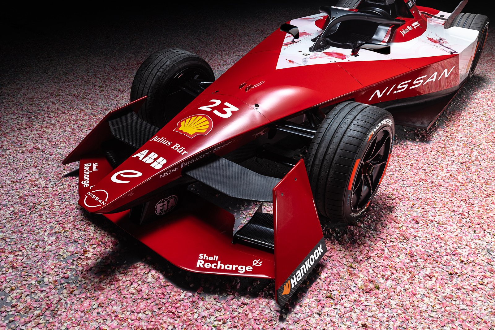 日産フォーミュラEマシンに“桜”咲く、シーズン開幕に向け「NISSAN e