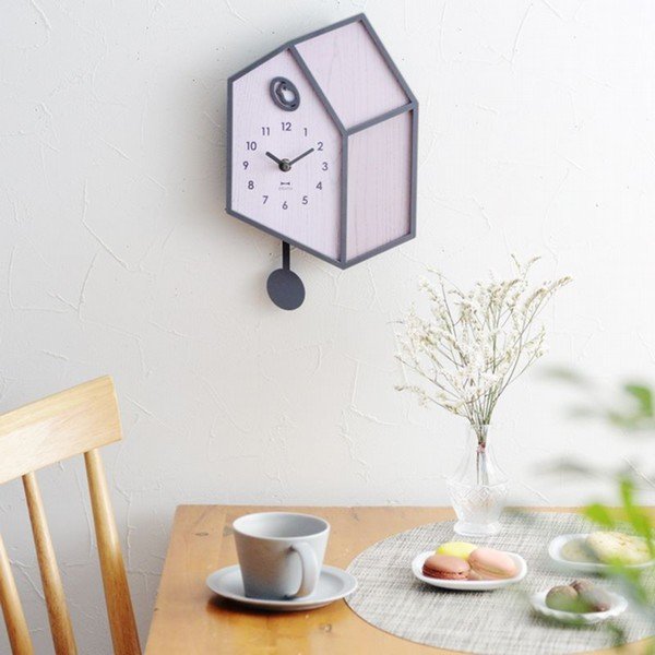 小鳥が窓からのぞく まるでトリックアートのような振り子時計／BRUNO